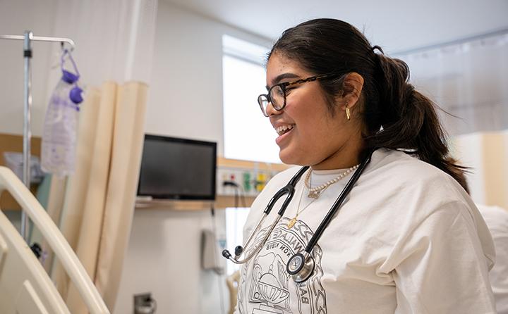 Baldwin Wallace nursing student smiling 和 wearing stethoscope